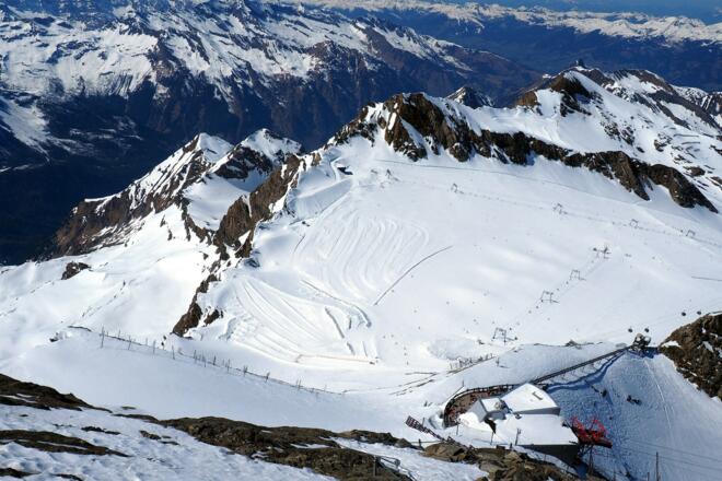Tiefblick vom Gratanstieg zum Restaurant 3029m