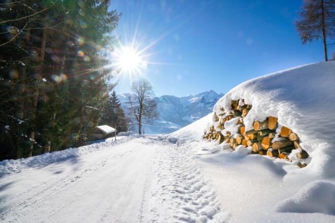 Holzstapel im Wintermantel