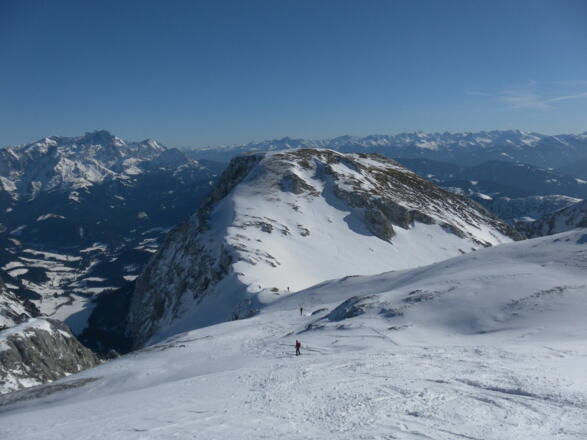 links hinter dem Brietkogel am Horizont der Gosaukamm