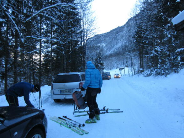 hinter dem Hackerbauer wird entlang der Forststraße geparkt
