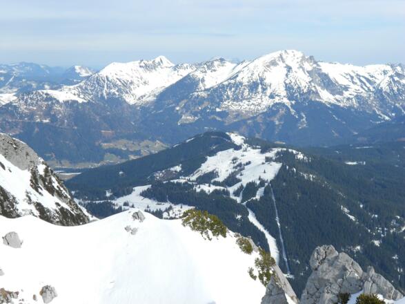 Sicht über das Skigebiet Dachstein-West zur Osterhorngruppe
