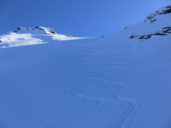 Pulver im schattigen Nordhang