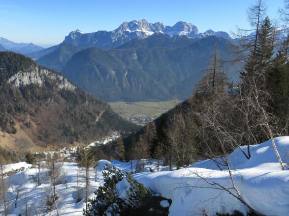 Tiefblick zum aperen Salachtal, hinten die Reiter Alpe
