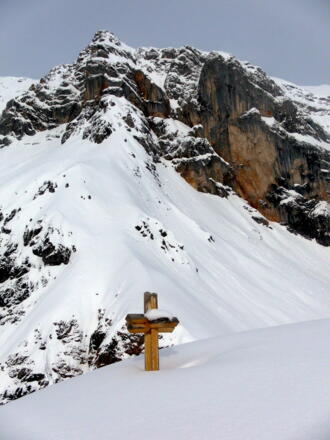 Gipfelkreuzchen des Heanakopfs vor Streichenbeil