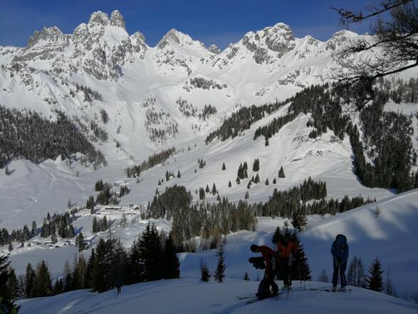 Blick zurück nach NW zur Gr. Bischofsmütze und Hofalm