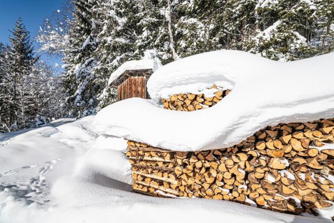 Holzstapel unter Schneehaube