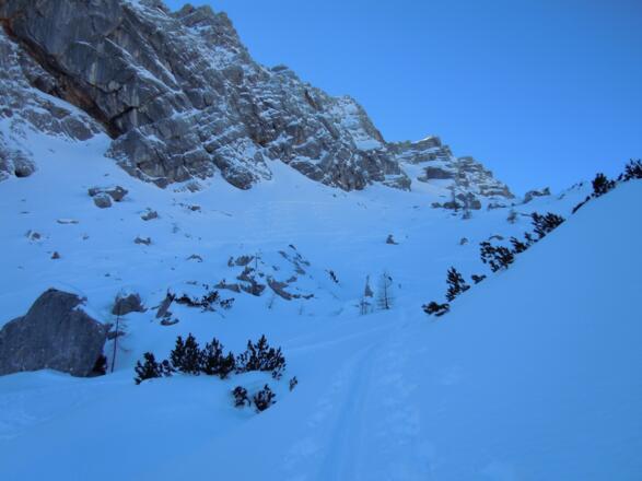 im Ebersbergkar hält man sich an deren südöstlicher Begrenzung (links)