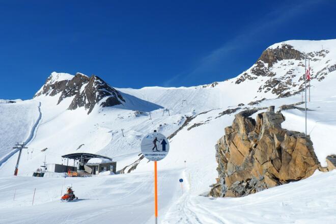 Piste 6 Gratbahnstation, scharf rechts zur Schmiedingerscharte