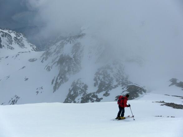 Abfahrt am schmalen Schneeband