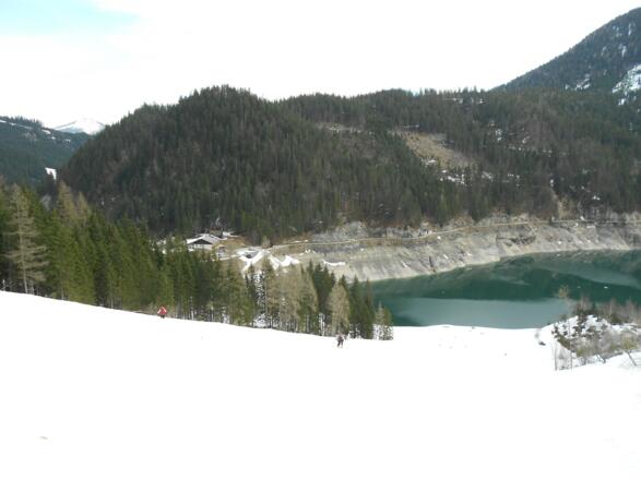 Schnee bis zum beinahe ausgetrockneten Gosausee