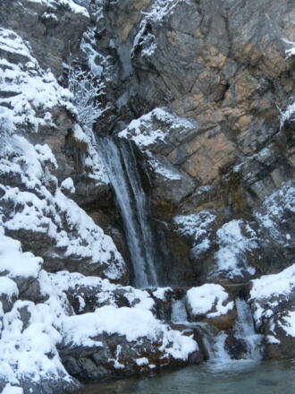 Bachquerung unter dem Wasserfall