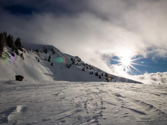 Schöne Nordhänge, in denen sich der Pulverschnee lange hält.