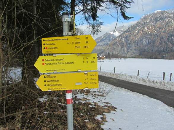 Wegweiser am Parkplatz, vor den Gehzeiten nicht bange werden!