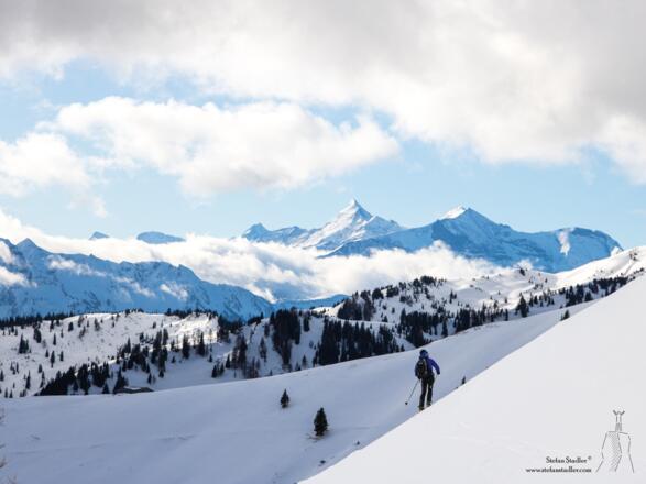 Südseitige Abfahrt mit schönem Blick auf das Wiesbachhorn.