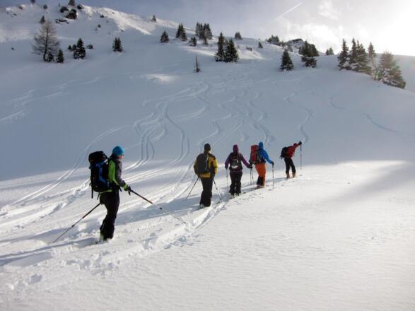 Die Gruppe (Skitouren-Instruktoren in Ausbildung) kurz vor der Steilstufe entscheidet sich für Entlastungsabstände (mind. 10 m).