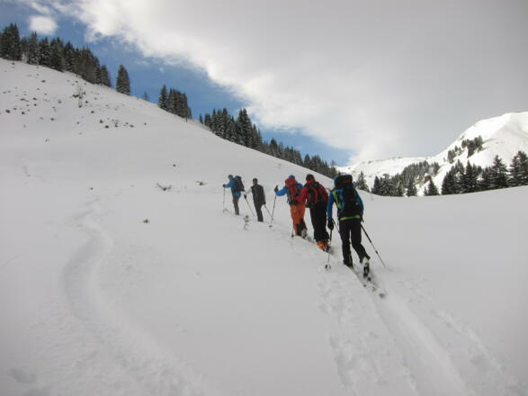 Am Fuß des steilen Nordhanges (ca. 30°). Im rechten Bereich bietet sich die günstige Anstiegsmöglichkeit.