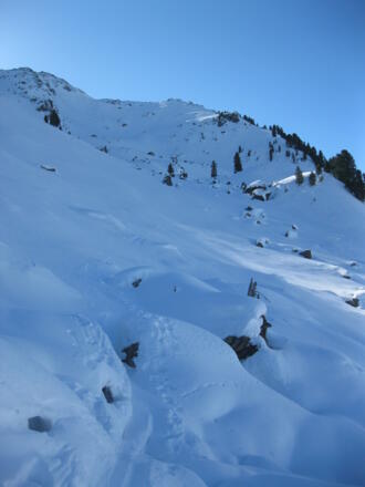Hinein in das Kar und dann auf den sonnenbeschienenen Rücken