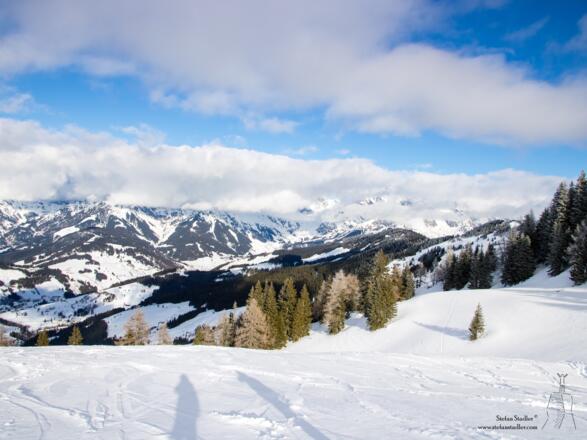 Abfahrt mit Blick auf das Steinerne Meer und den Hochkönig.