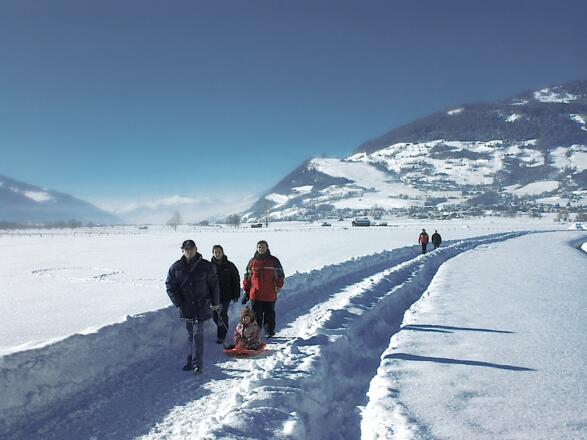 Winterwandern im Hintergrund das Naglköpfl