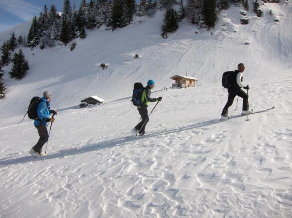 ... und passiert zwei kleine Holzhütten.