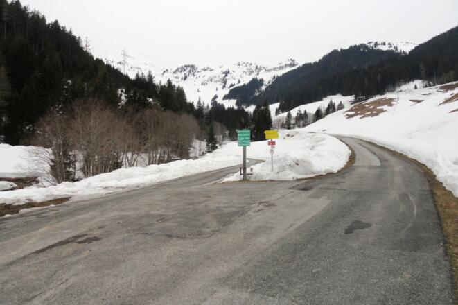 An der Weggabelung am Güterweg Dacheben (Parkplatz) gehen wir links