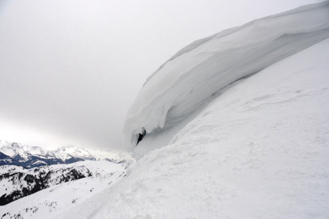 Zum Überwinden der Wechte halten wir uns rechts