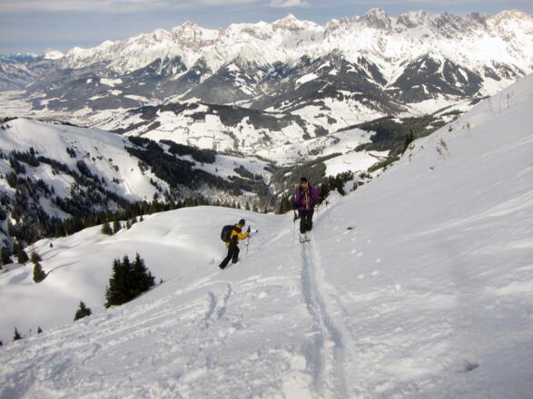 Ausfstieg in Entlastungsabständen im Steilhang. Im Hintergrund das Steinerne Meer mit Breithorn, Schönfeldspitze und Selbhorn.