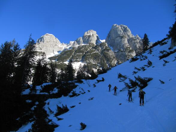 links von uns der Gosaukamm, Angerstein, Mannlkogl usw.