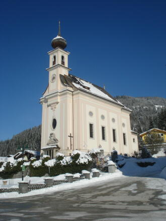 Der Wanderweg führt bei der Pfarrkirche Flachau vorbei