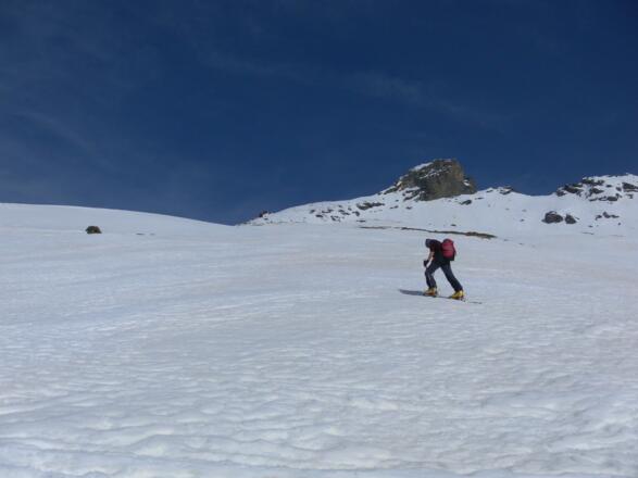 herrliche Südhänge unter dem Gipfelfels der Roten Säule