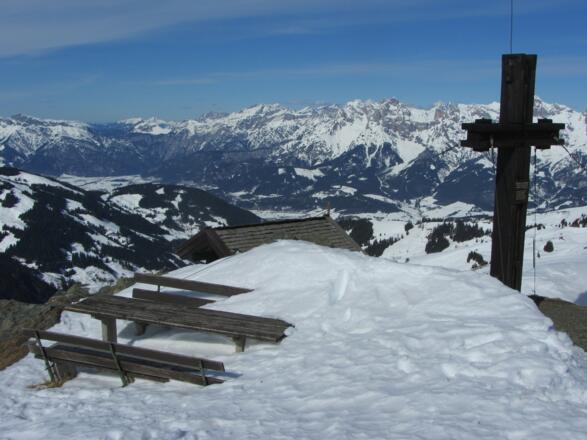 Gipfelkreuz und Rastplatz
