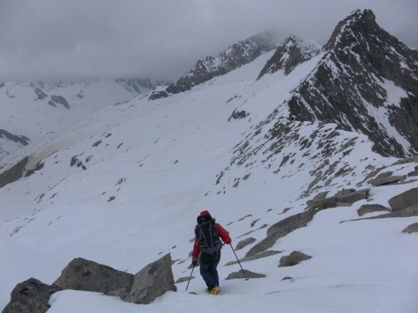 Gipfelhang mit Rückblick zur Querung unterhalb Keeskogel, Bachmayrspitze und Schwarzem Hörndl.