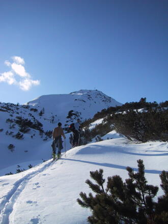 Am Rücken zum Gipfelfels