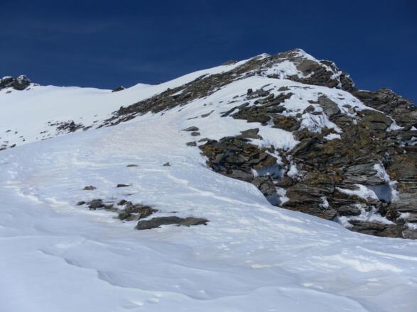 Weg zum Ostgipfel und Querung zum Hauptgipfel ganz links