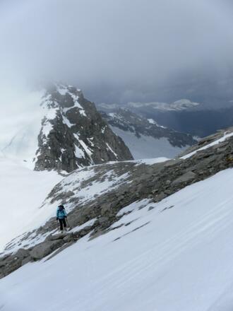 am Nordwestgrat. Gegenüber der Scharte der Ostgrat des Keeskogels