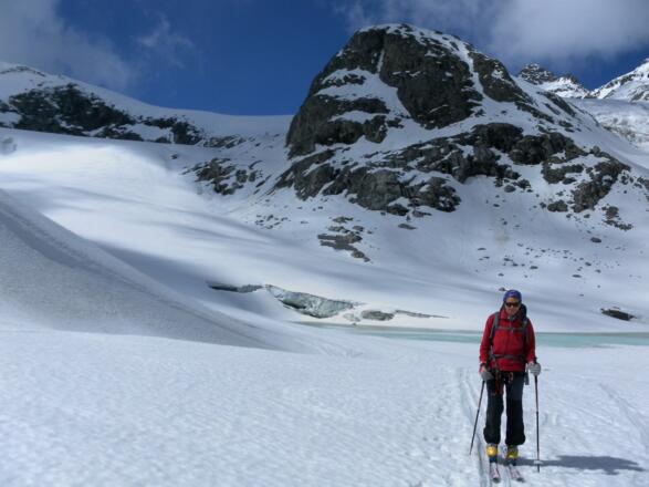 am Gletschertor: Rückblick zu den ersten Keesstufen links des Felsens