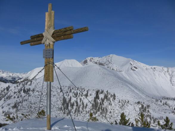 Gipfelkreuz des Scheibenkogels vor Spirzinger und Steinfeldspitze