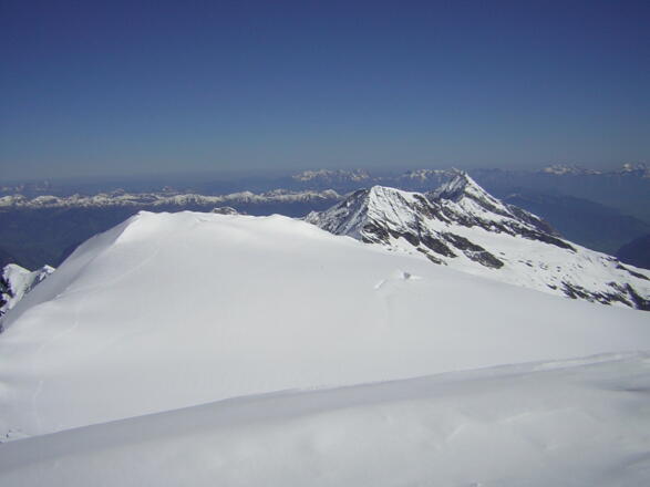 hinter der Hohen Riffl der Hocheiser (vom Johannisberg gesehen)