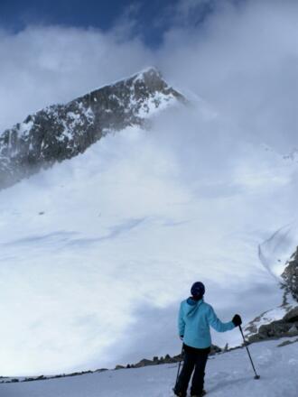 Start der Abfahrt über die westseitige Firnflanke zum Gletscher vor dem Keeskogel