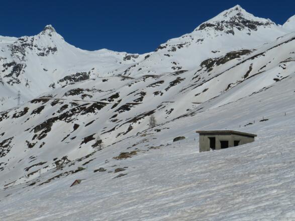 Die erste, kleine Ruine (vormals Skilift vom Tauernhaus rauf) ist erreicht