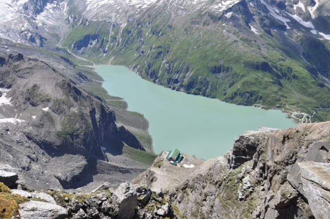 Auf dem Rückweg zum Heinrich-Schwaiger-Haus wird dessen einmalig schöne Lage sichtbar