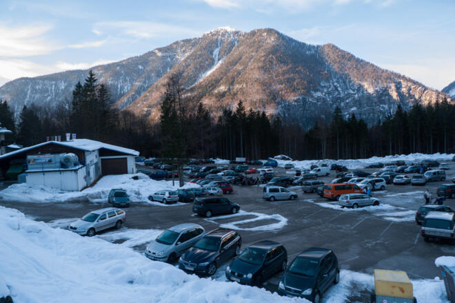 Gebührenfreier und großer Parkplatz bei der Talstation der Krippenstein-Seilbahn in Obertraun