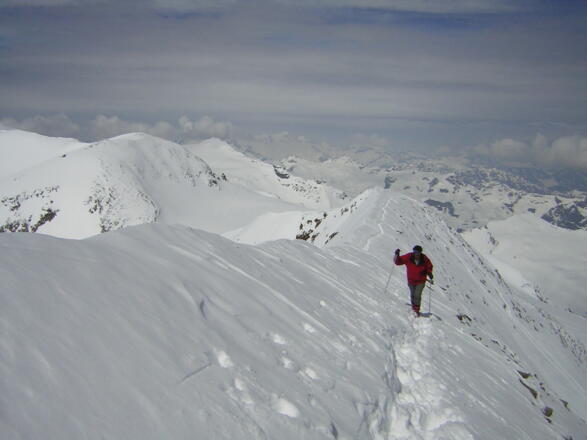 am flachen Gipfelgrat