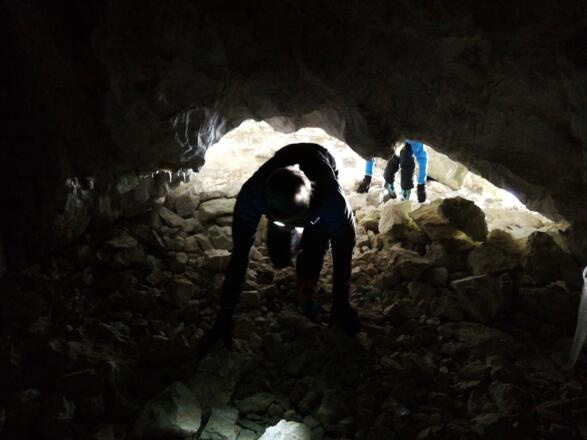 niederer Durchschlupf in die zweite Höhle vom Bärenloch