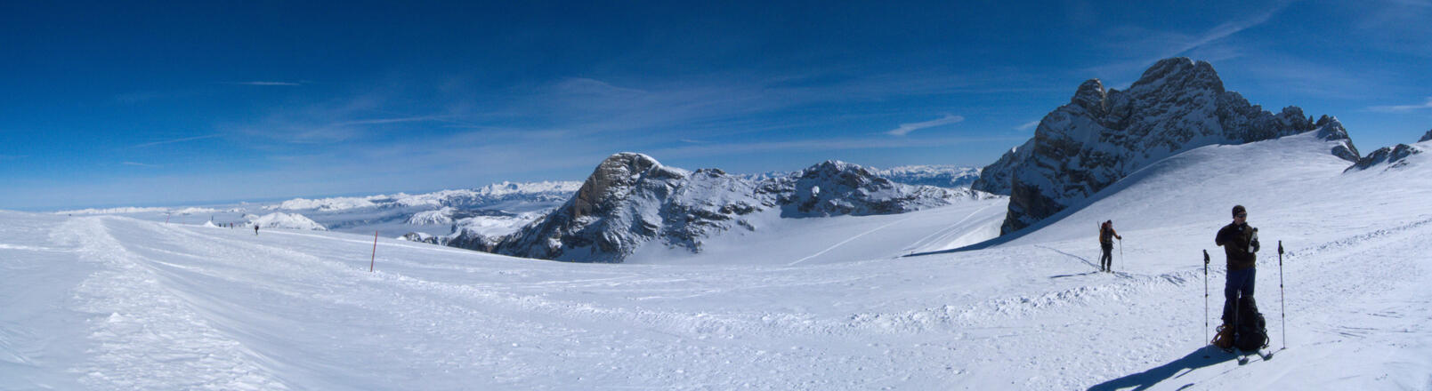 Blick zurück, rechts die Dirndln und in der Mitte der Hohe Gjaidstein
