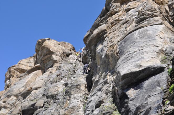 Bei schönem Wetter die alpine Schlüsselstelle auf dem Weg zum Wiesbachhorn - ein seilversicherter Kamin 300m hinter dem Heinrich-Schwaiger-Haus