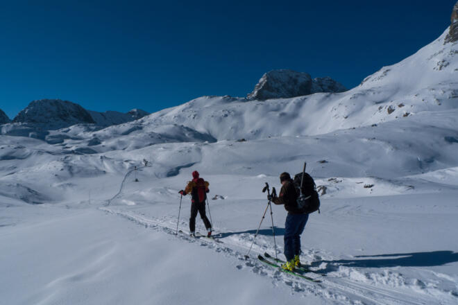 In einem weiten Bogen nach rechts geht es um den Niederen Gjaidstein