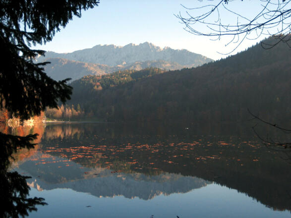 Der romantische Hechtsee - im Hintergrund der Wilde Kaiser