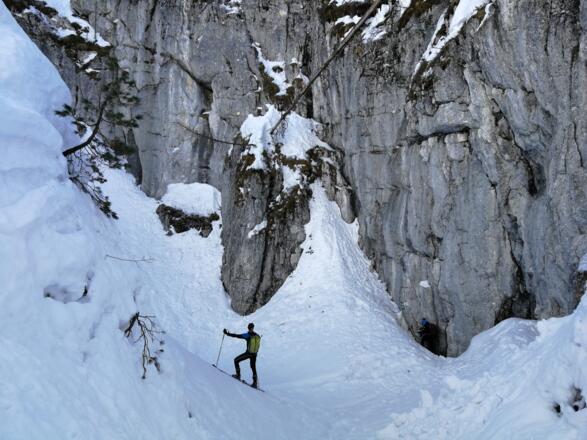 Notgasse - 60 m hohe Felswände ...