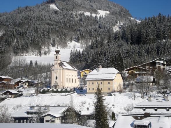 Langlaufen mit Blick zur Pfarrkirche Flachau